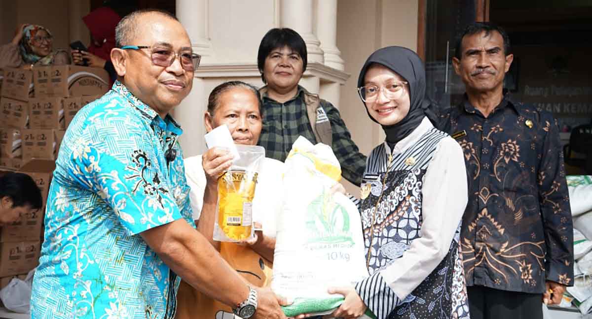 Wali Kota Kediri bersama Kepala Perum Bulog Cabang Kediri saat menyerahkan bantuan beras secara simbolis kepada salah seorang warga. Foto: Ist
