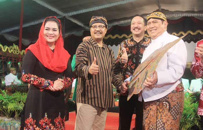 Gus Ipul-Puti bersama Bupati Ipong serta Ki Anom Suroto di Alun-alun Ponorogo, Minggu-Senin (4-5/2).
