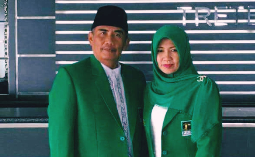 Ketua Komisi III DPRD Pasuruan Syaifullah Damanhuri, bersama istri.