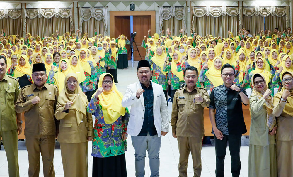 Bupati Gresik Fandi Akhmad Yani (jas putih) saat pembukaan pelatihan joyful learning. Foto: SYUHUD/ BANGSAONLINE