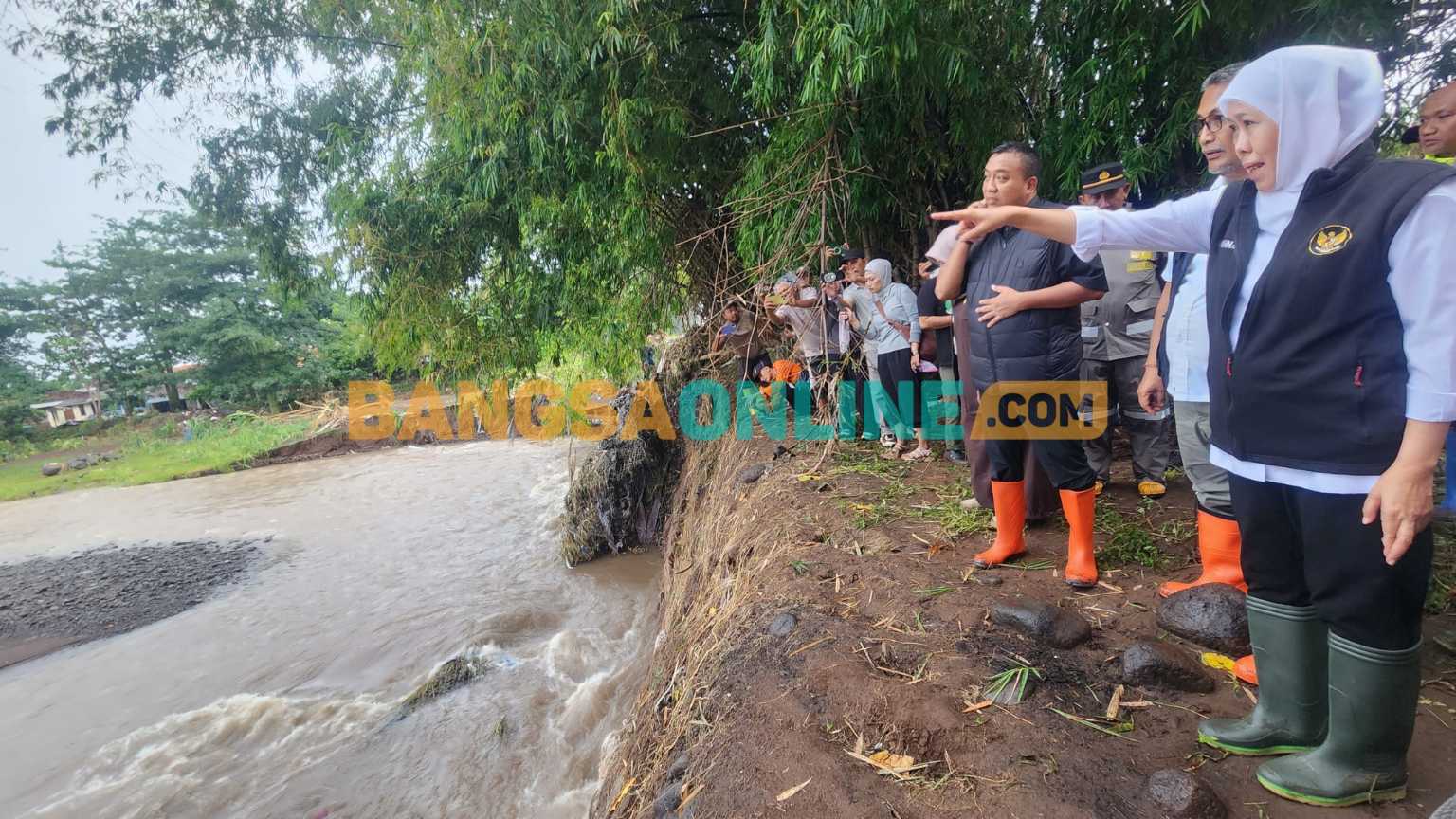 Gubernur Khofifah saat meninjau lokasi banjir di Situbondo. Foto: Devi Fitri Afriyanti/BANGSAONLINE