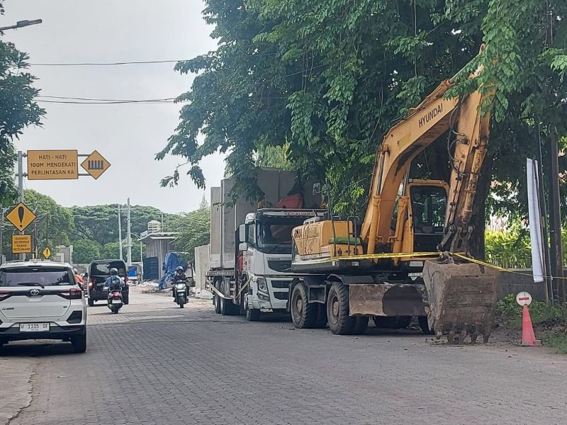 TKP laka kerja di Jalan Ketintang Madya saat dipasangi police line