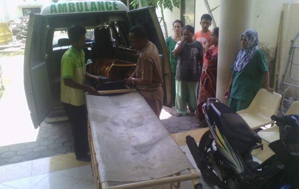 Mayat Marsaid saat tiba di Ruang Instalasi Pemulasaraan Jenazah Rumah Sakit Umum (RSU) Haryoto Lumajang. foto: imron/BANGSAONLINE