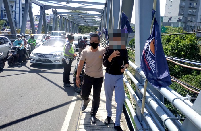 Petugas Polsek Lowokwaru Kota Malang saat menuntun seorang pelajar usai diselamatkan dari upaya percobaan bunuh diri.