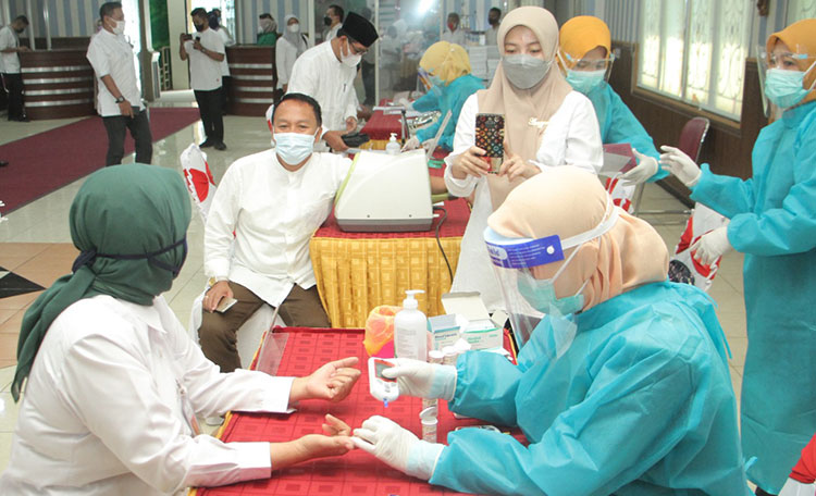 Pemeriksaan rapid test antigen di ruang Puri Manggala Bhakti Pemkot Probolinggo, Jumat (21/5/2021). (foto: ist)