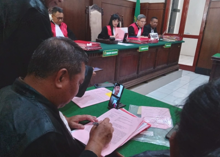 Suasana sidang saat JPU melontarkan pertanyaan ke saksi di PN Surabaya