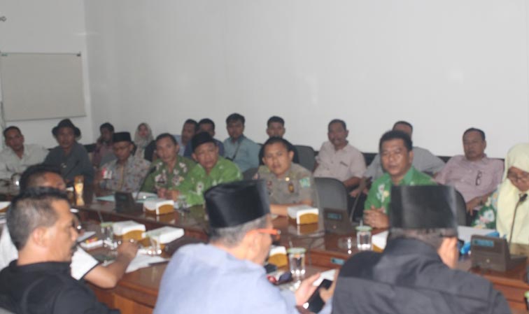Suasana rapat kerja antara Komisi III DPRD Pasuruan dengan DLH membahas soal limbah.