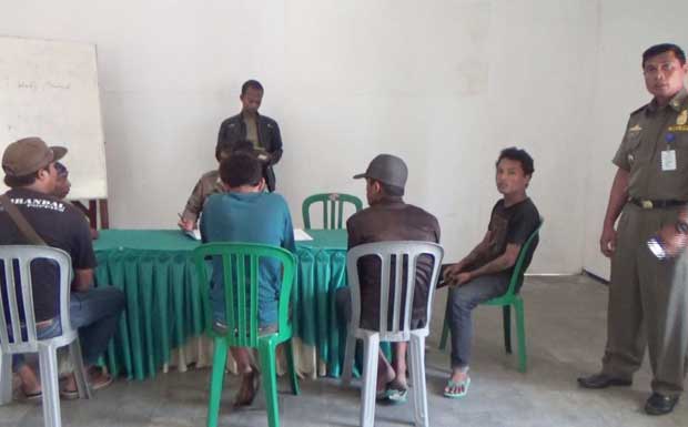 5 Pengamen yang bikin onar sedang didata oleh Satpol PP. foto: YAHYA/ BANGSAONLINE