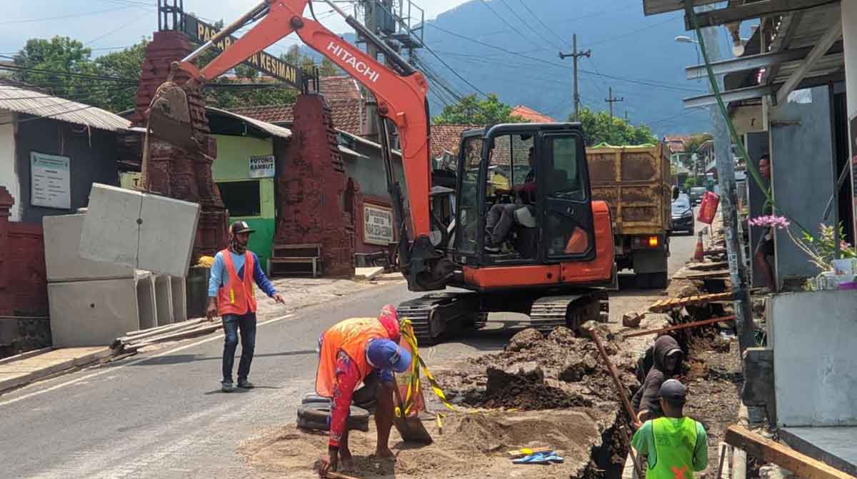 Salah satu proyek drainase di Kabupaten Mojokerto.