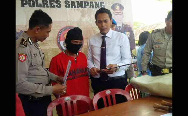 Pelaku asusila gadis saat ditangkap tim Reserse Polres Sampang.