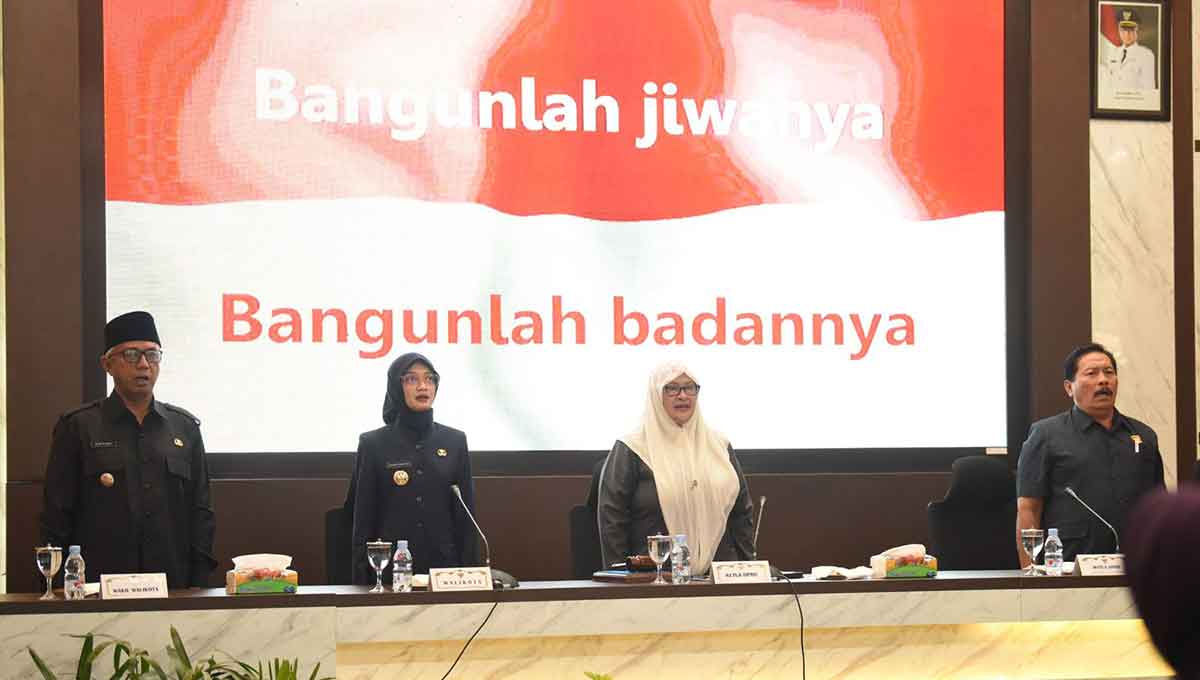 Keterangan foto dari kiri ke kanan: Wakil Wali Kota Kediri, Wali Kota Kediri, Ketua DPRD Kota Kediri, Wakil Ketua DPRD Kota Kediri. 