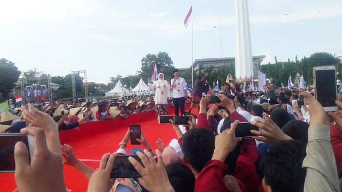 Khofifah dan Emil Dardak menyampaikan pidato kerakyatan di depan ribuan relawan dan pendukung di Tugu Pahlawan. Foto: DIDI ROSADI/BANGSAONLINE