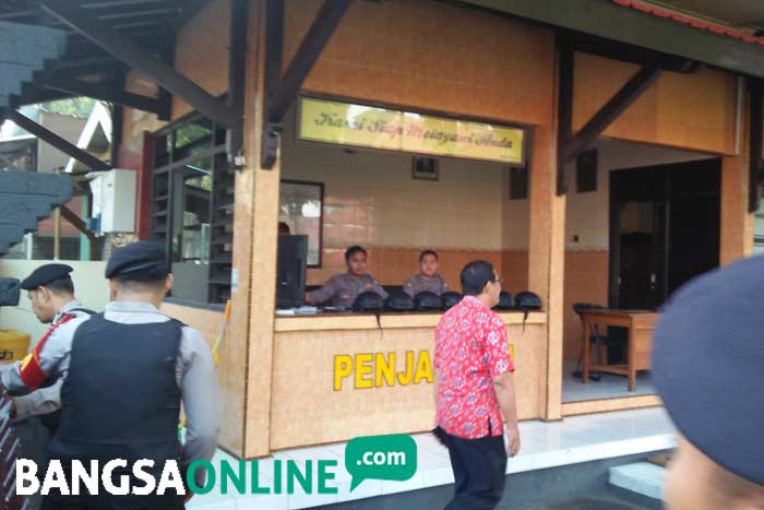 Kepala Dinas Pendidikan Kota Blitar Muhamad Sidik (batik merah) memasuki Mapolres Blitar Kota. foto: AKINA/ BANGSAONLINE