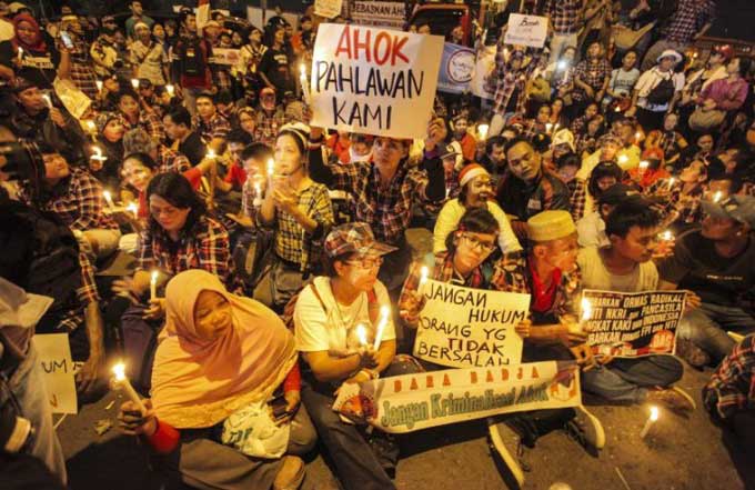 Foto ilustrasi: aksi sejuta lilin menuntut agar Ahok dibebaskan.