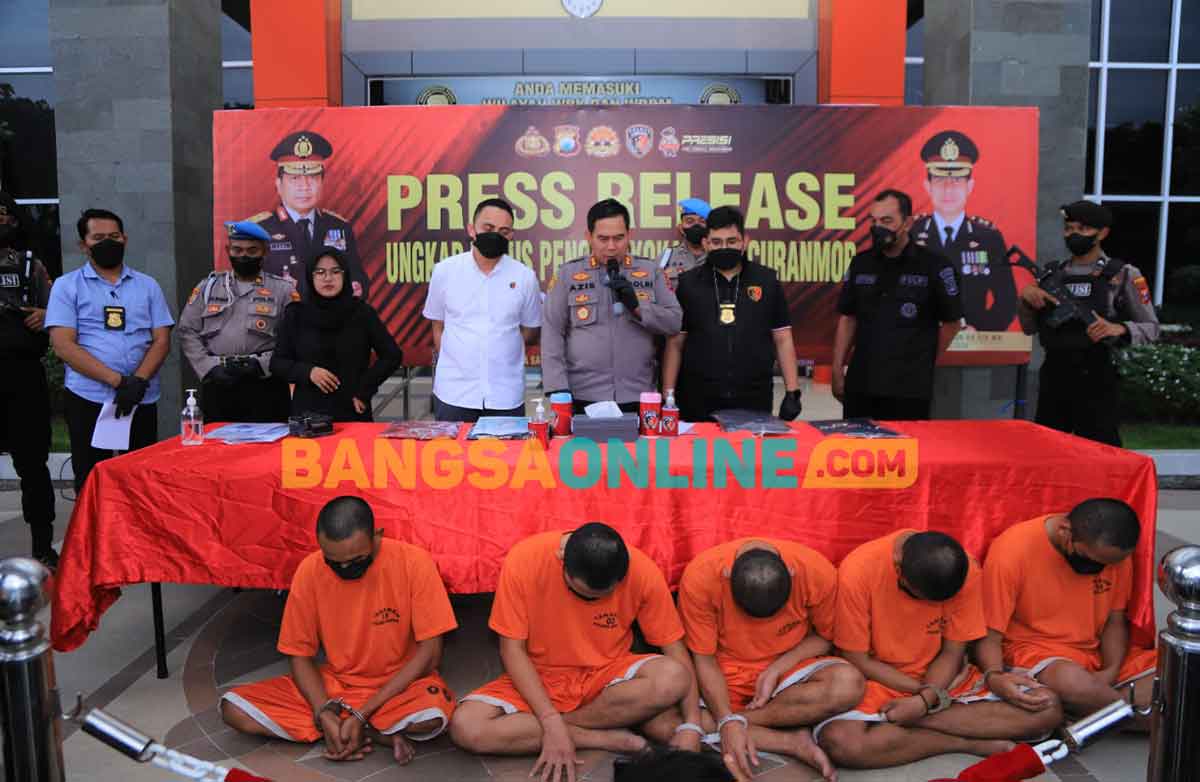 Kapolres Gresik, AKBP Mochamad Nur Azis, saat ekspos kelima pelaku pengeroyokan. Foto: SYUHUD/BANGSAONLINE
