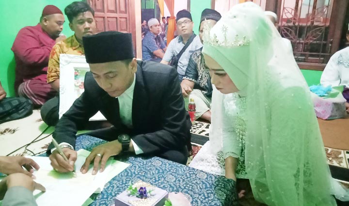Suasana prosesi akad nikah Andi dan Anis.
