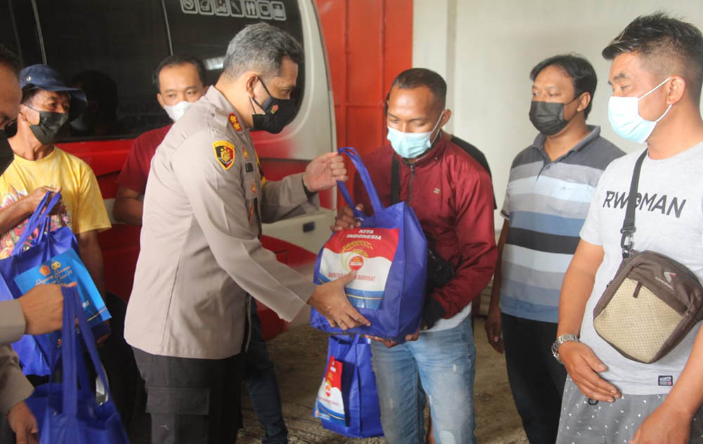 Kapolres Blitar AKBP Leonard M. Sinambela menyerahkan bantuan kepada para sopir bus dan travel di Kecamatan Kesamben.