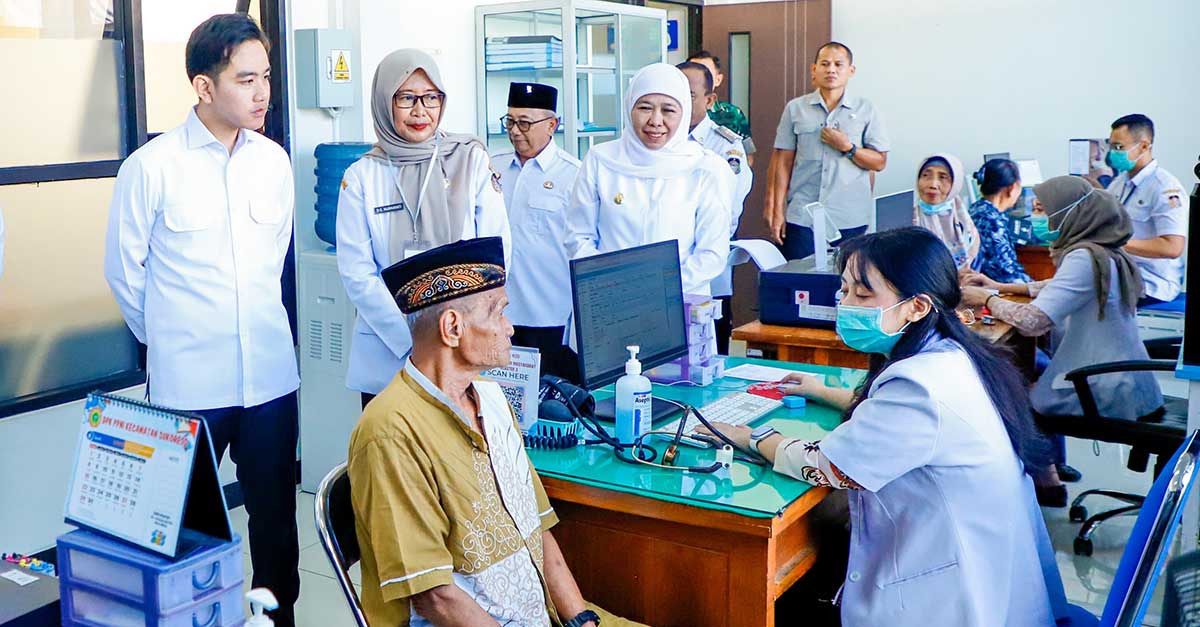 Gubernur Khofifah saat meninjau pelayanan pasien di salah satu rumah sakit bersama Wakil Presiden RI, Gibran Rakabuming Raka.