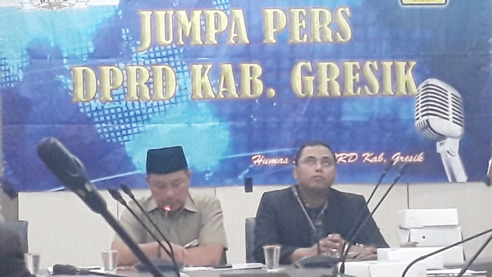 Ketua DPRD Gresik Much Abdul Qodir didampingi Anggota BK Mega Bagus Saputro saat memberikan keterangan pers. foto: SYUHUD/BANGSAONLINE