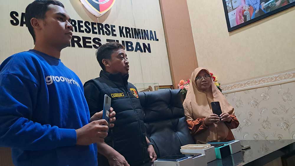 Pengembalian ponsel kepada pemiliknya. Foto: Udin.