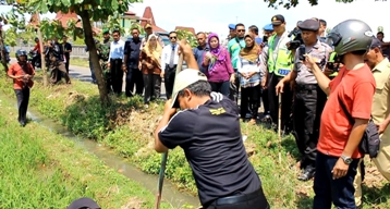 Eksekusi  empat lahan sawah di Desa Candirejo dijaga puluhan personel TNI dan Polri. foto: Soewandito/BANGSAONLINE