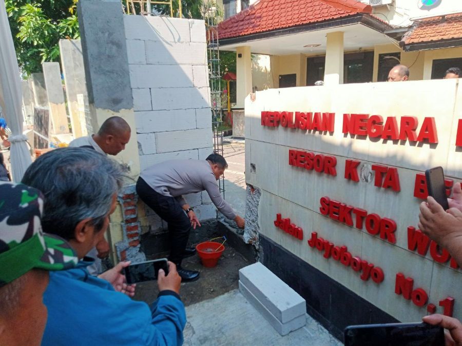 Kapolrestabes Surabaya saat meletakkan batu pertama pembangunan pagar Polsek Wanokromo
