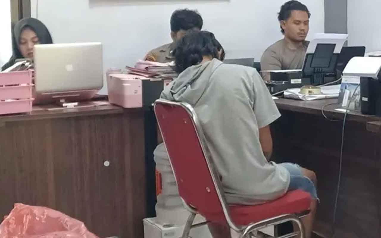 Pelaku pencurian sepeda motor, FS, saat menjalani pemeriksaan di Polres Sampang. Foto: Ist.