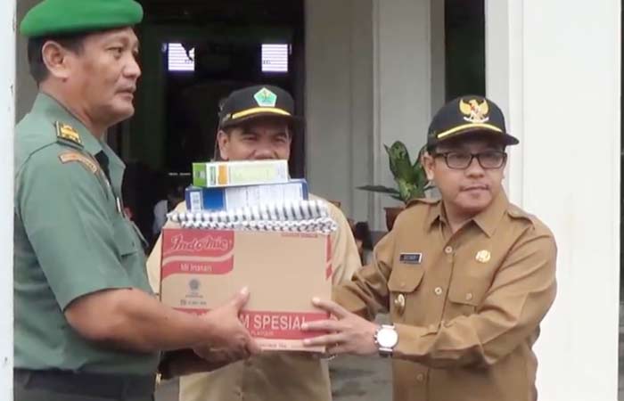Wakil Wali Kota Malang H. Sutiaji Saat Menyerahkan Secara Simbolis Bantuan dari para ASN Pemkot Malang. Foto: TUHU P/BANGSAONLINE