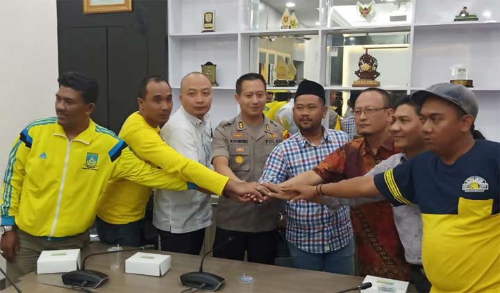 Pimpinan DPRD Gresik, Kapolres, dan perwakilan Ultras menyatukan tangan usai persetujuan GU dikembalikan ke Ultras. foto: ist