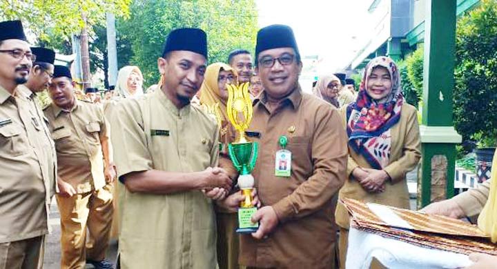 Kepala Kantor Kementerian Agama Kabupaten Tuban, Sahid saat menyerahkan penghargaan.