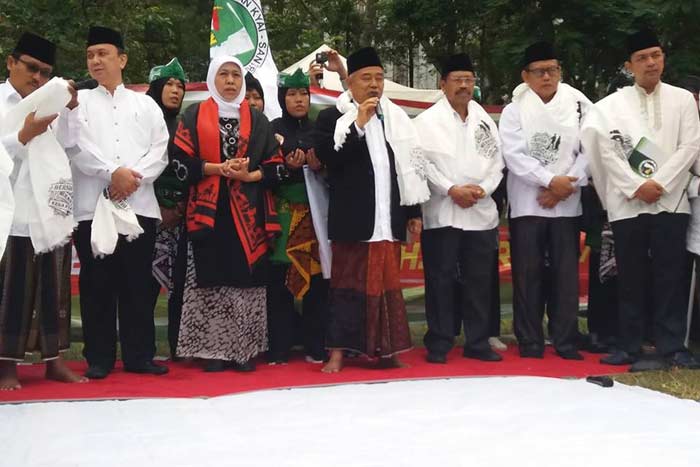Dr. KH. Asep Saifuddin Chalim, MA, Dra Khofifah Indar Parawansa, M.Si, Ketua JKSN K.H. Roziqi dan rombongan saat acara Deklarasi Jaringan Kiai-Santri Nasional (JKSN) Dukung Jokowi-Ma