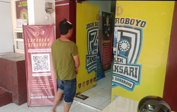 Pelaku saat digelandang ke Mapolsek Tambaksari