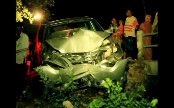Minibus hapir masuk sungai setelah menabrak sepeda motor. foto: soewandito/BANGSAONLINE