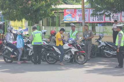 Sejumlah polisi lantas Tuban ketika melakukan operasi patuh semeru 2015 di bundaran patung Tuban. (foto: suwandi/BANGSAONLINE)