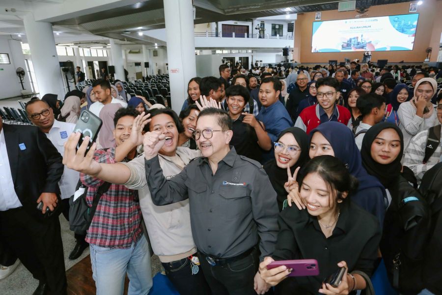 Presdir PTFI, Tony Wenas selfie bersama  mahasiswa ITS  usai mengisi kuliah umum. foto: ist.