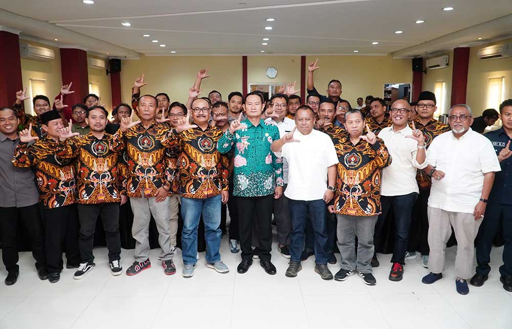 Jajaran pengurus PWI Jatim, PWI Lamongan, foto bersama Bupati Yuhronur Efendi. Foto: Ist.