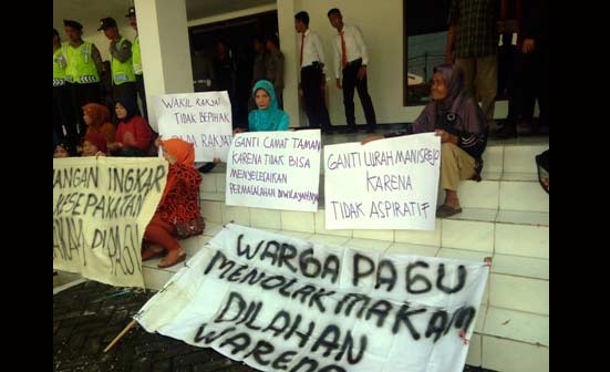 Warga Pagu Madiun gelar demo tolak pembangunan makam.