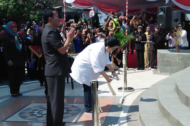 Megawati Soekarno Putri didampingi Wali Kota Blitar Samanhudi Anwar saat meresmikan patung Bung Karno Putra Sang Fajar. foto: AKINA/ BANGSAONLINE