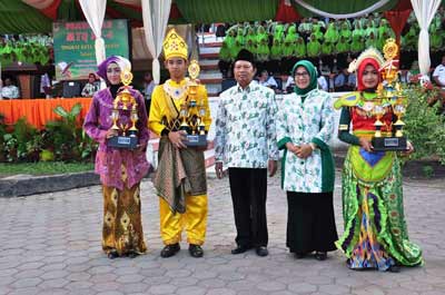Wali Kota Mojoketo beserta Ibu, dan Piala Bergilir MTQ, yang akan diperebutkan. foto: humas