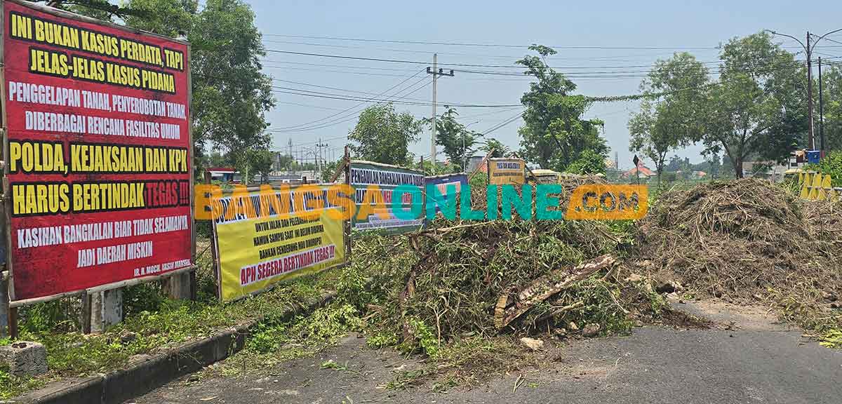 Penutupan jalan kembar atau Jalan Kinibalu di Desa Bilaporah, Kecamatan Socah, Bangkalan. Foto: AHMAD FAUZI/BANGSAONLINE