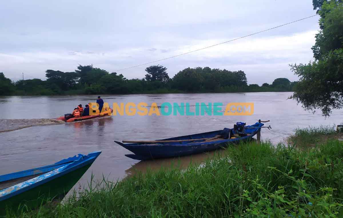 Tim gabungan dari BPBD, Basarnas, dan Polsek Manyar dibantu warga saat mencari korban. Foto: SYUHUD/BANGSAONLINE
