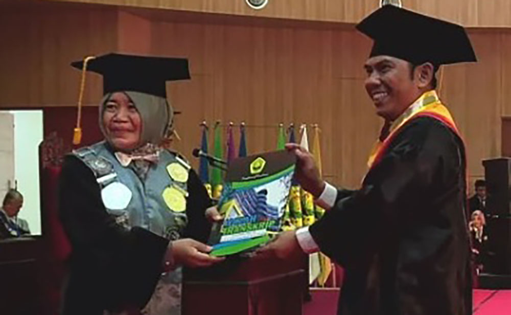 Ady Setiawan saat menerima ijazah transkrip.