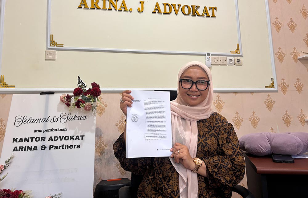 Kuasa Hukum Mitra MBG Erhamni, Arina Jumiawati, saat menunjukkan salinan dokumen perjanjian pemilik lahan dan mitra MBG yang berasal dari akta notaris.