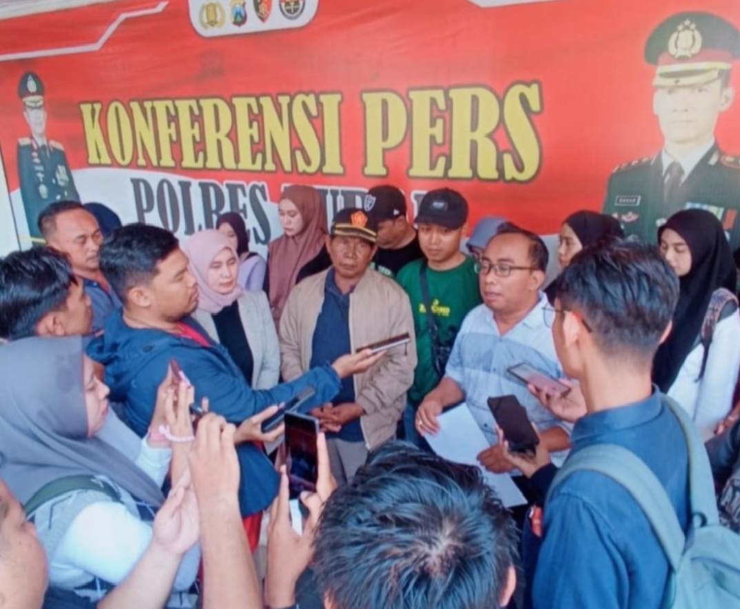Kuasa Hukum Nasabah, Nur Aziz saat memberikan keterangan kepada awak media usai melapor ke Sat Reskrim Polres Tuban