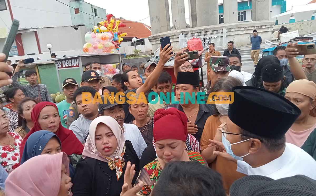 Wali Kota Pasuruan, Saifullah Yusuf atau yang akrab disapa Gus Ipul, saat menghadapi para ibu-ibu PKL di alun-alun. Foto: AHMAD FUAD/BANGSAONLINE