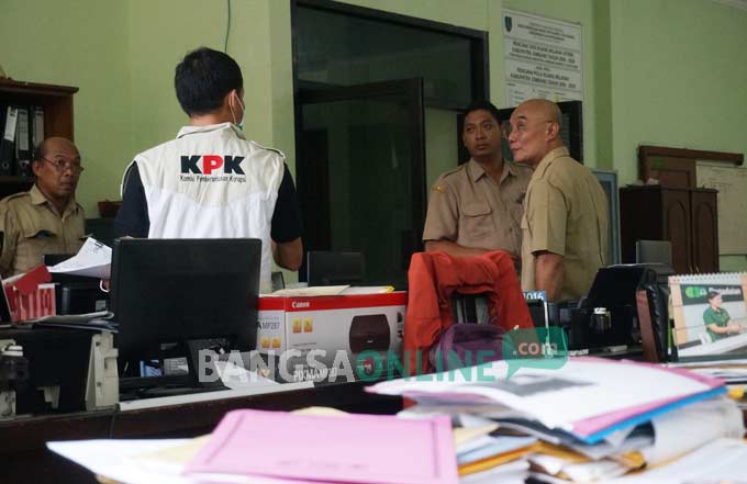 Petugas  KPK saat melakukan penggeledahan di kantor DPU CKTR Jombang. foto: RONY S/ BANGSAONLINE