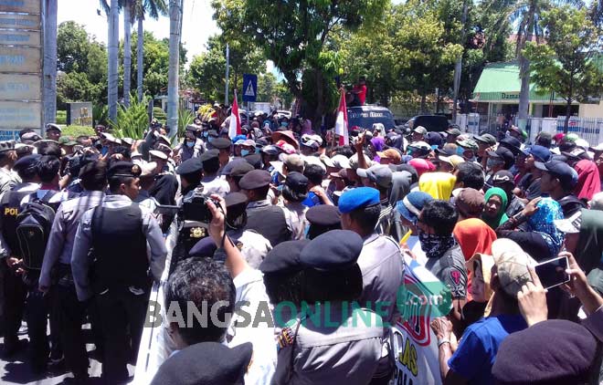 Tuding Ada Manipulasi Tes Cakades, Ratusan Massa Luruk Kantor Pemkab Situbondo
