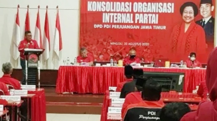 Kedatangan Sekjen DPP PDI Perjuangan, Hasto Kristiyanto ke Surabaya untuk melakukan konsolidasi internal jelang pilkada. foto: istimewa