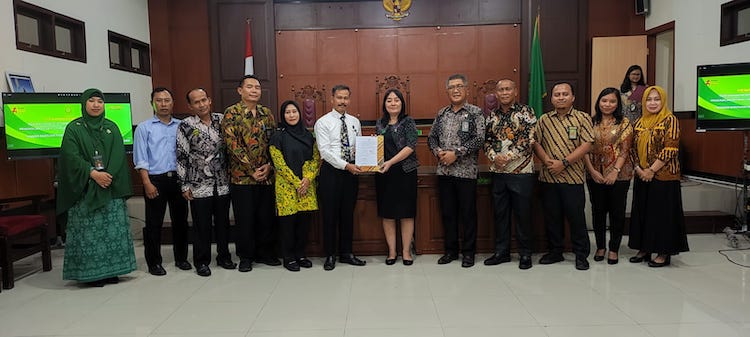Ketua PN Gresik Kelas 1A Gresik I Gusti Ayu Susilowati (pakai rok) dan Direktur YLBH FT Andi Fajar Yulianto (berdasi) menunjukkan MoU pengelolaan Posbakum PN Gresik. Foto: Ist.