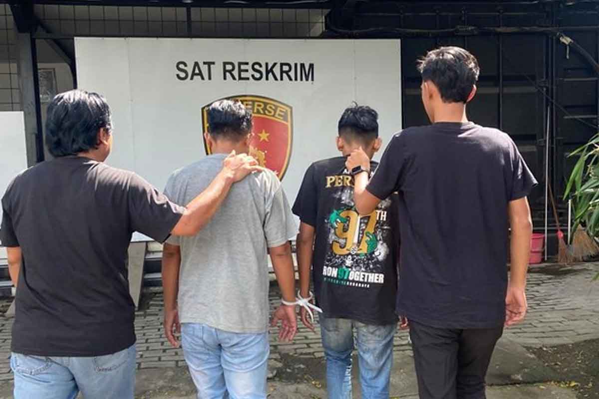 Dua pria yang diduga terkait grup Facebook Gay Surabaya ditangkap SatreskrimPolres Pelabuhan Tanjung Perak Foto: Ist.